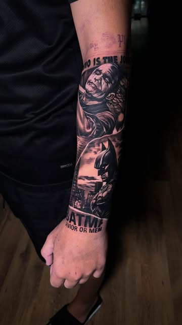 Fechamento de braço em black and gray com Coringa, Batman e lettering, tatuagem realista na Tijuca