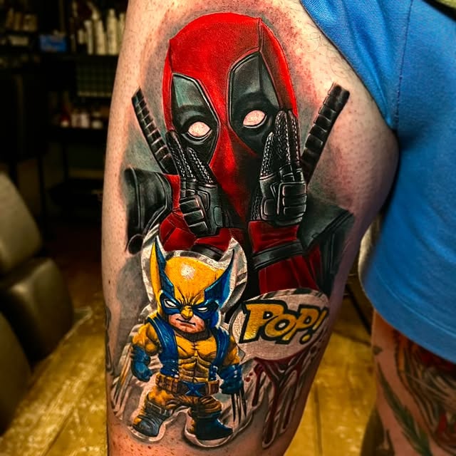 Tatuagem colorida realista de Deadpool e Wolverine na coxa, feita pelo tatuador 2M Tattoo no Rio de Janeiro