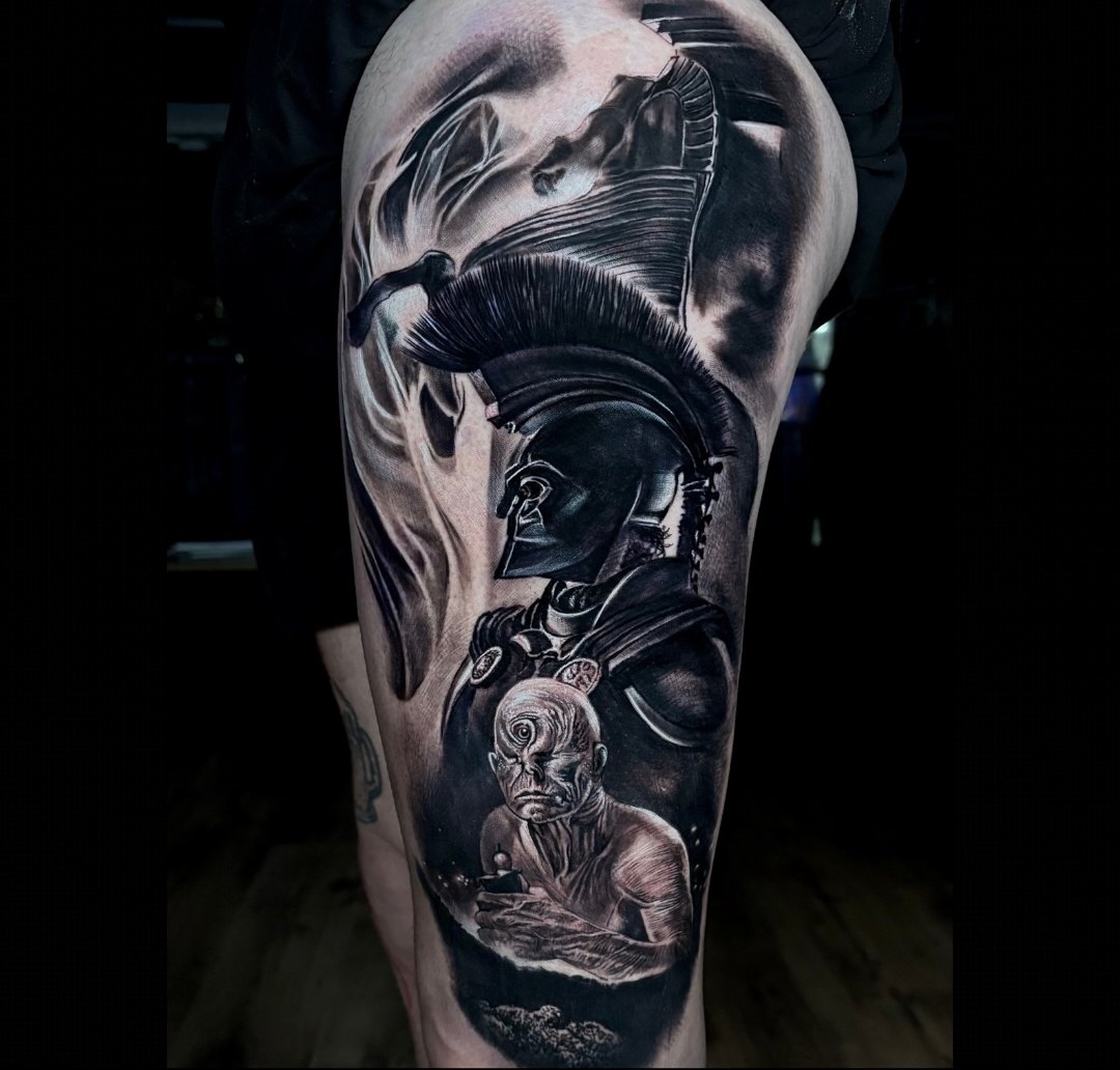 Fechamento de coxa em black and gray com guerreiro grego e o ciclope da Odisseia, tattoo realista no Rio de Janeiro