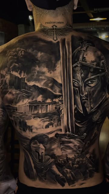 Fechamento de costas em black and gray com guerreiro espartano e ruínas, tattoo realista no Rio de Janeiro