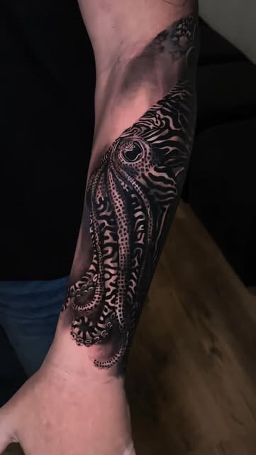 Tatuagem realista de polvo em preto e cinza no antebraço, black and gray tattoo Rio de Janeiro