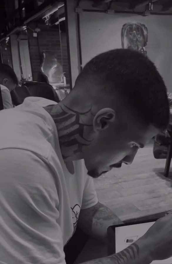 Matheus M, tatuador do 2M Tattoo, desenhando um projeto realista no estúdio da Tijuca, Rio de Janeiro