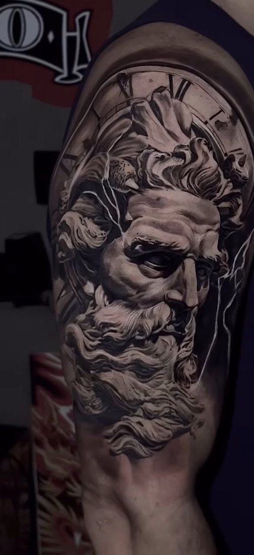 Tatuagem realista de Poseidon com relógio no ombro em preto e cinza, tattoo realista RJ