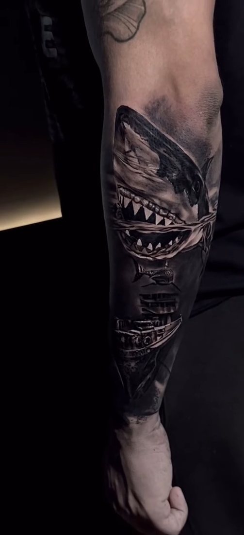 Tatuagem realista de tubarão no antebraço em preto e cinza, feita no Rio de Janeiro