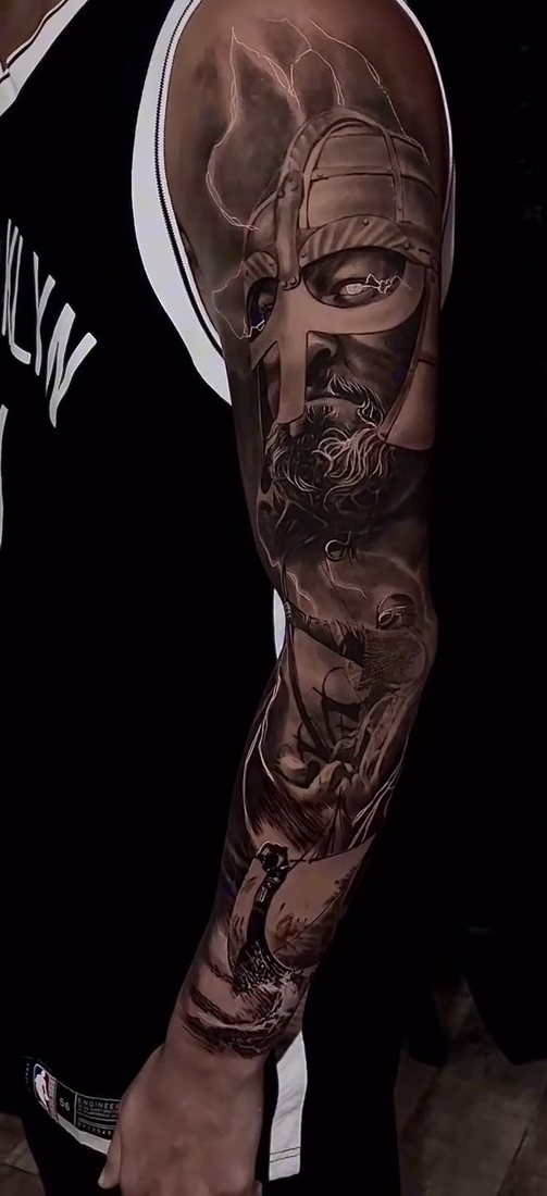 Fechamento de braço em black and gray com guerreiro viking e naufrágio, tattoo realista na Tijuca RJ