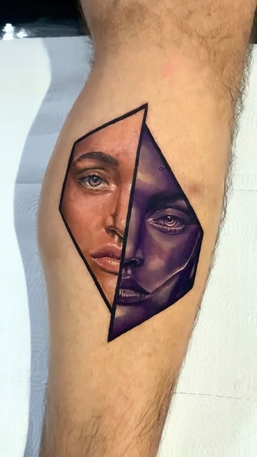 Tatuagem em realismo colorido com rosto dividido em vermelho e preto e lua crescente na panturrilha